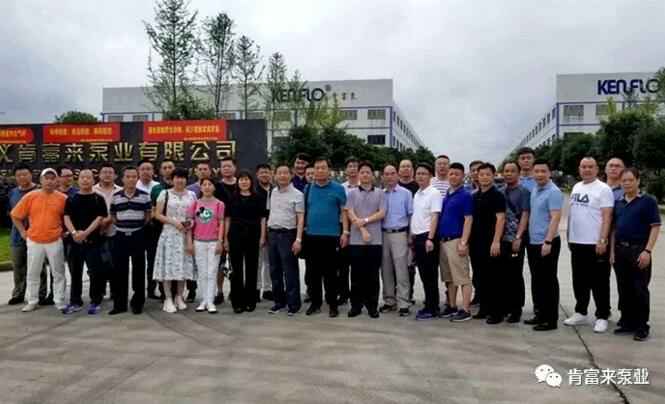与会人员在遵义广州魏泉时代艺术传播有限公司有限公司大门口合影留念